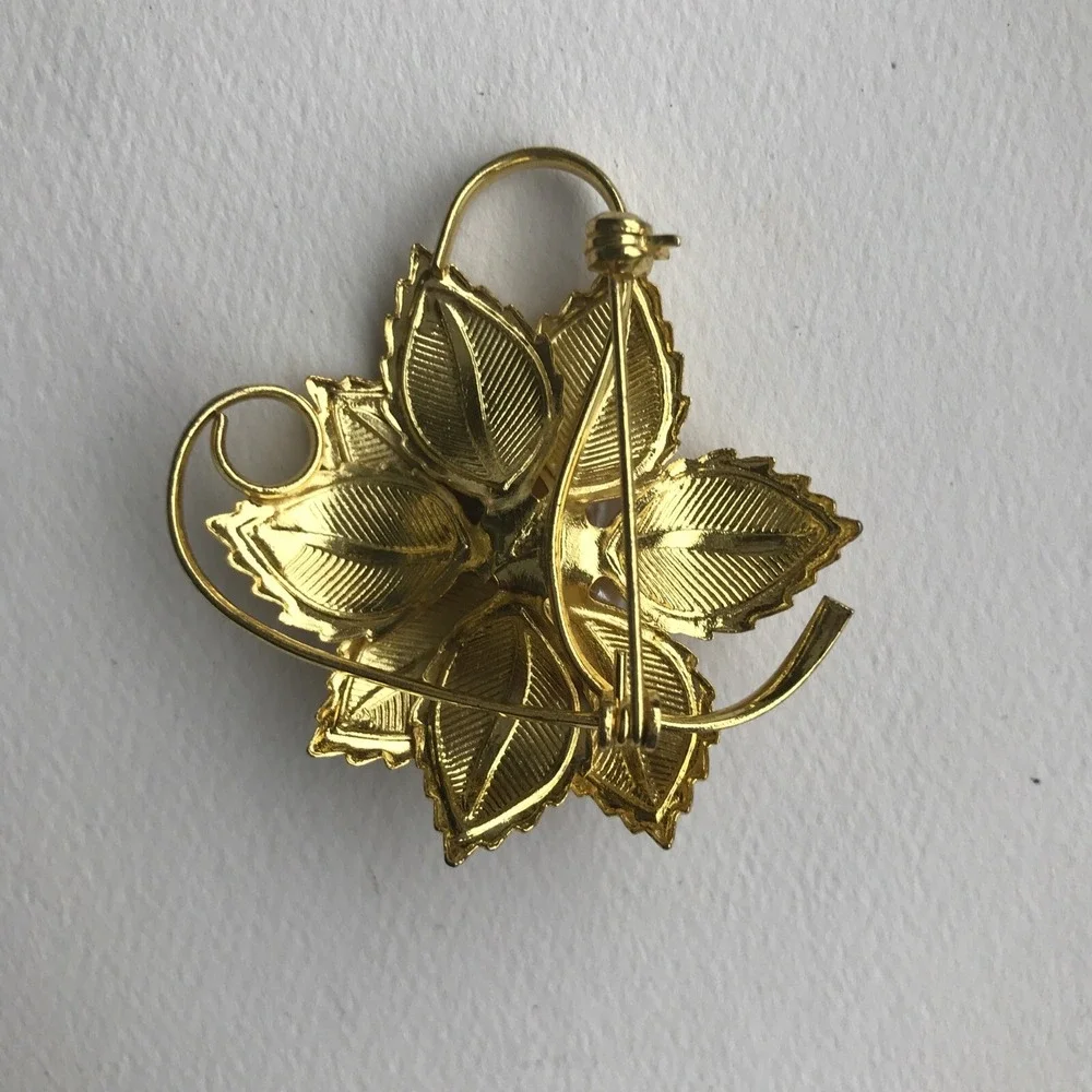 Vintage Enamel & Faux Pearl Flower Pin Brooch Beige Gold Tone Grandmacore